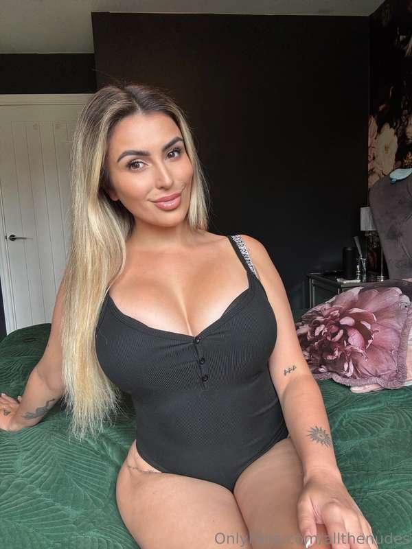 Imagine where my hands go when the camera’s off 👀💦