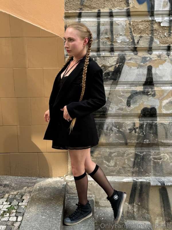 Start your holiday morning with a mix of style and attitude🖤..