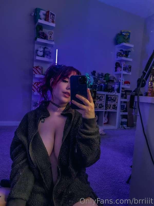 Want me to slide in your dms with some pics and videos? 😏💦 
..