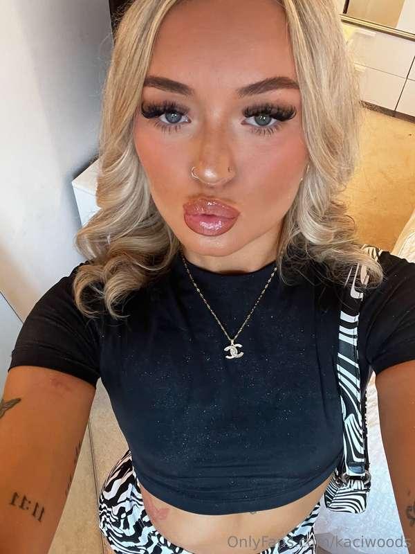 She a baddie she know she a 10.