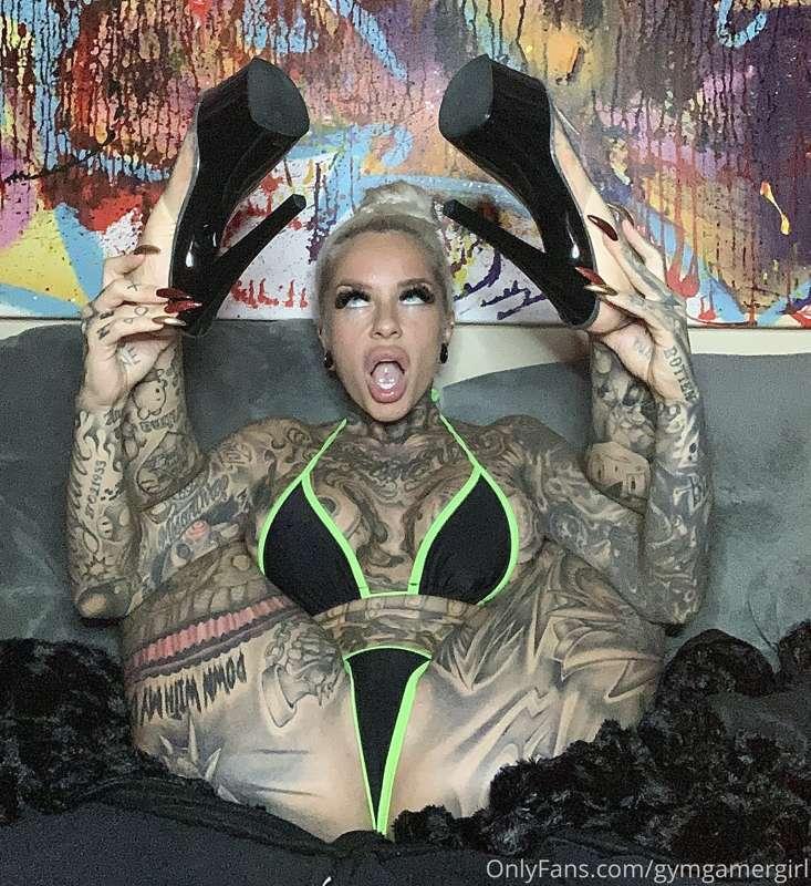 Like if u wanna have more pictures with heels on 💦💦 one of m..