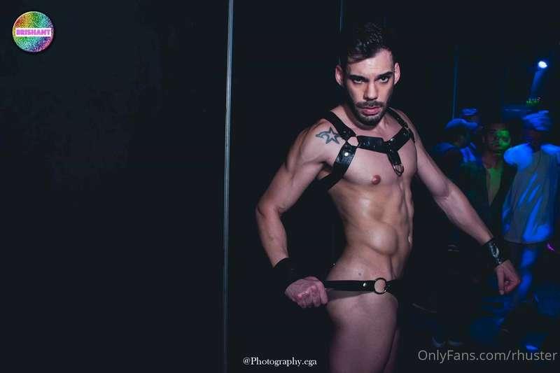 Do you like leather? Does it turn you on? I love to dominate..