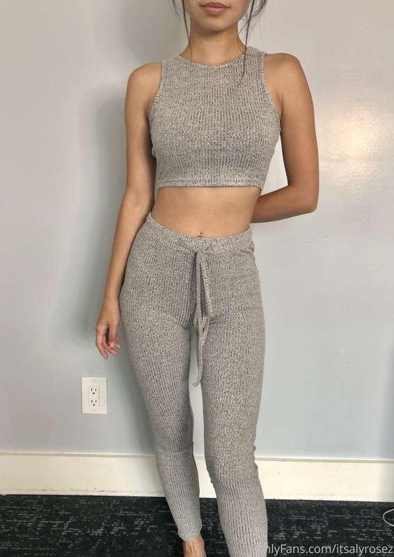 5 pics

Wanna see what's under my outfit?