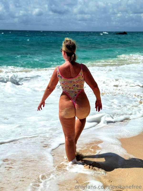 Happy Sunday, I’m slipping back into beach mode…😏🍑 Have the ..