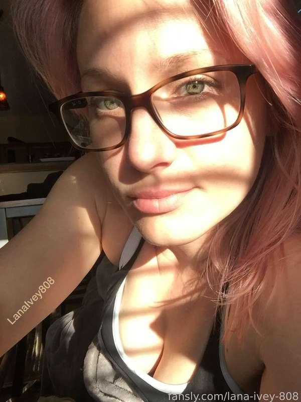 Throwback to 2017 when I still wore glasses, had pink hair, and looked like I had a dramatic mustache.  🤓💕


#selfie 