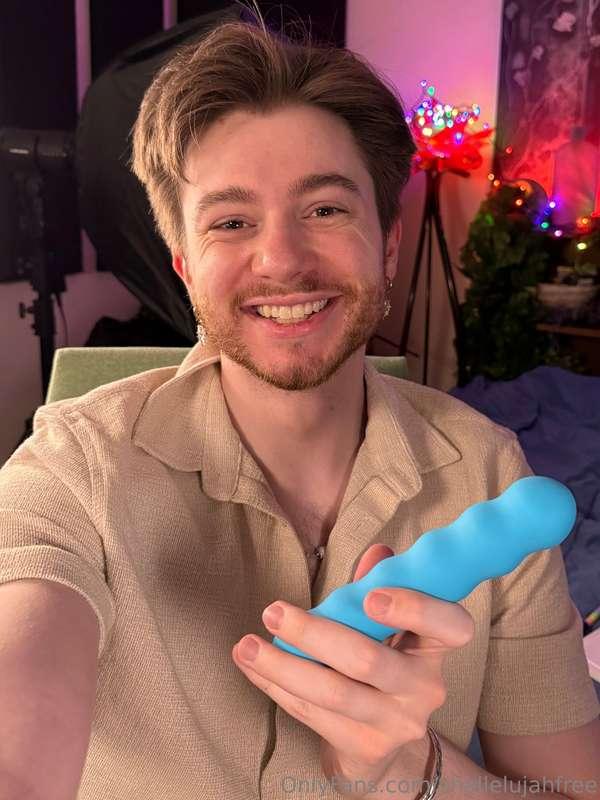 Dildo video releases tomorrow and all subscribers to @shalle..