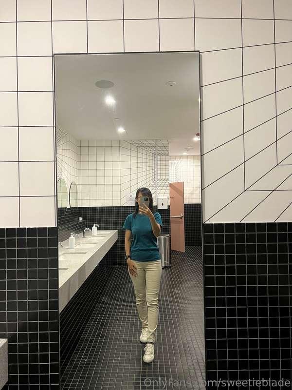 Office #OOTD:

- #Uniqlo shirt & leggings pants
- #Hollyhoqu..