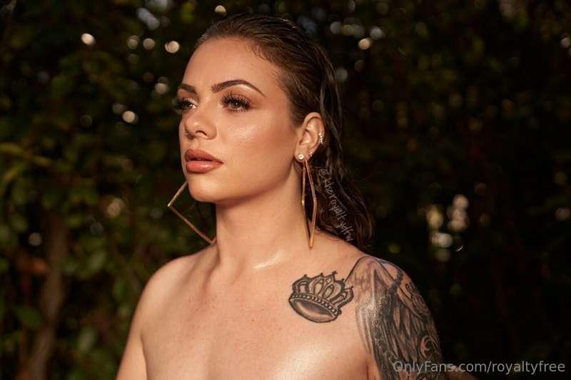 Find more of these photos in messages 😍
