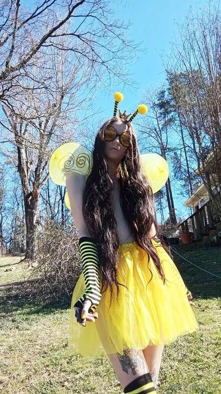 Did you miss out on my queen bee 🐝 👑cosplay? Scroll down to ..