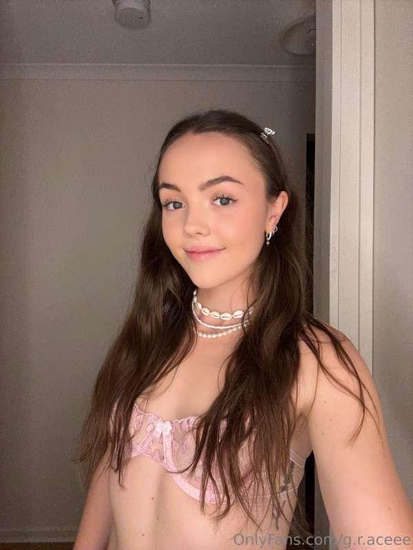 Comfy clothes & Dirty thoughts. Come distract me 😘