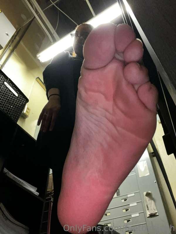 Work sneak 👃🏼🦶🏼