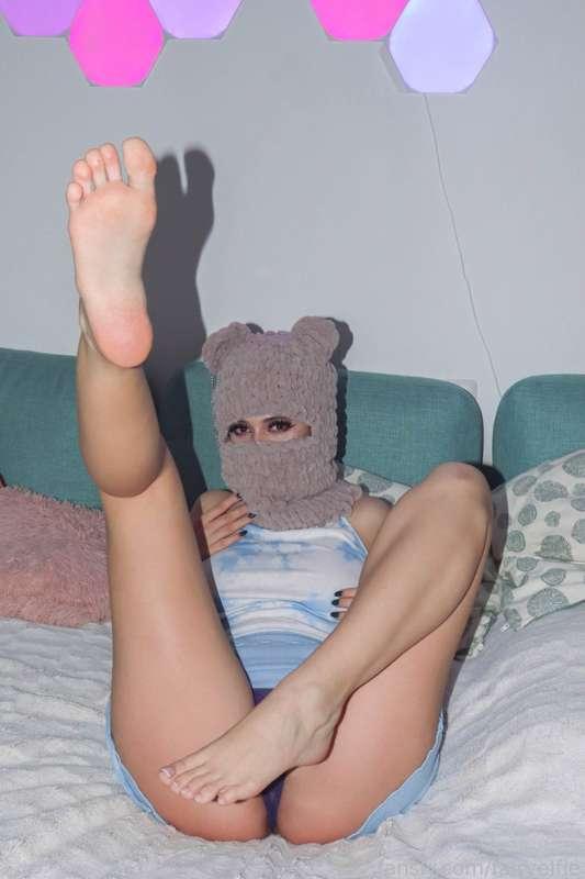 Full set available now &lt;3 


#barefeet #barefoot #soles #feet #feetmodel #footfetish #lingerie #booty #ass  #thepose