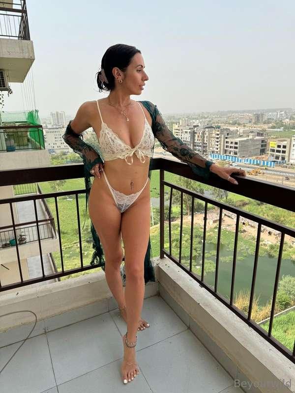 White always looks good contrast with my garden 🪴 🤫