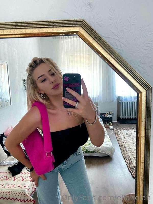 do you like to go with me on a date in this outfit ?💋😘