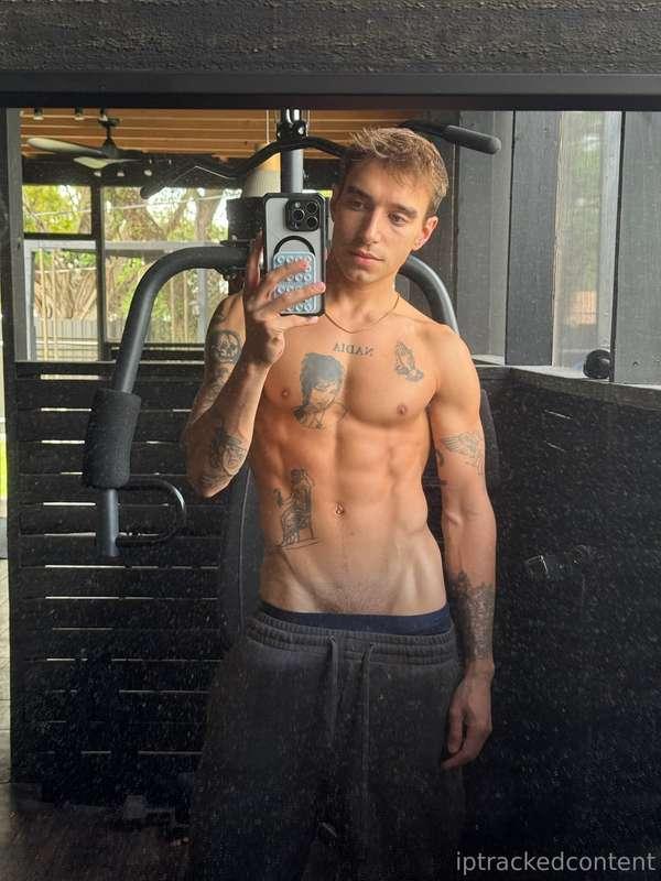 @jamesluckysz new fitness photoshoot has me shook 😈—do you t..