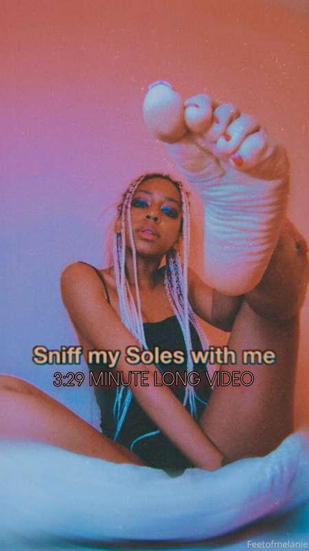 👃3 MIN SMELL MY SOLES WITH ME 👃

Do me a favor, sniff my fee..