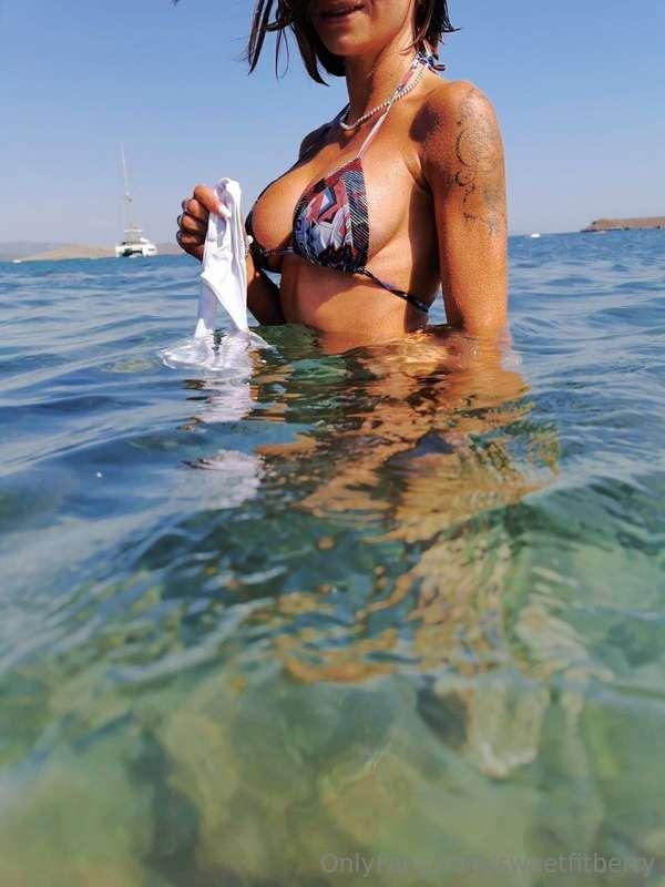Ei vuoi vedere i miei buchetti aperti sotto l’acqua in mezzo..