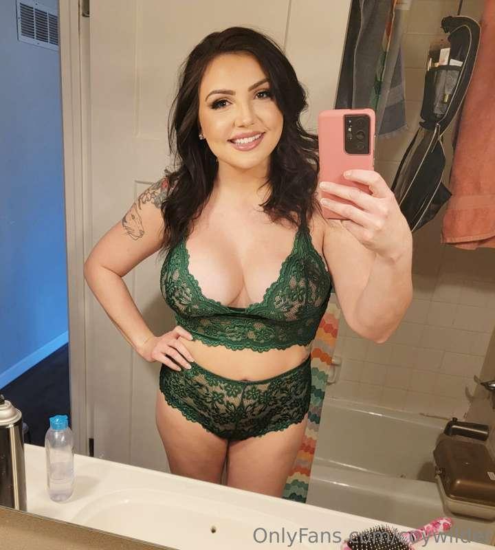 Continuing on to be your favorite MILF 💋

💋 For discounted P..