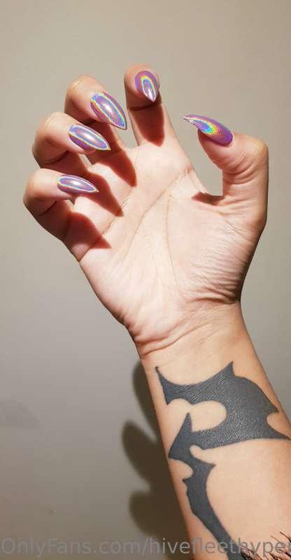 Mamas got some claws ~ 💅