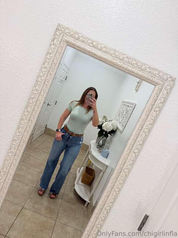 Bored and horny at work. Check your DMs 😘🥵