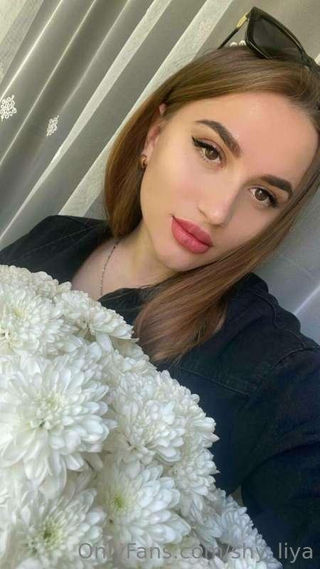 Give girls flowers for no reason 🌸