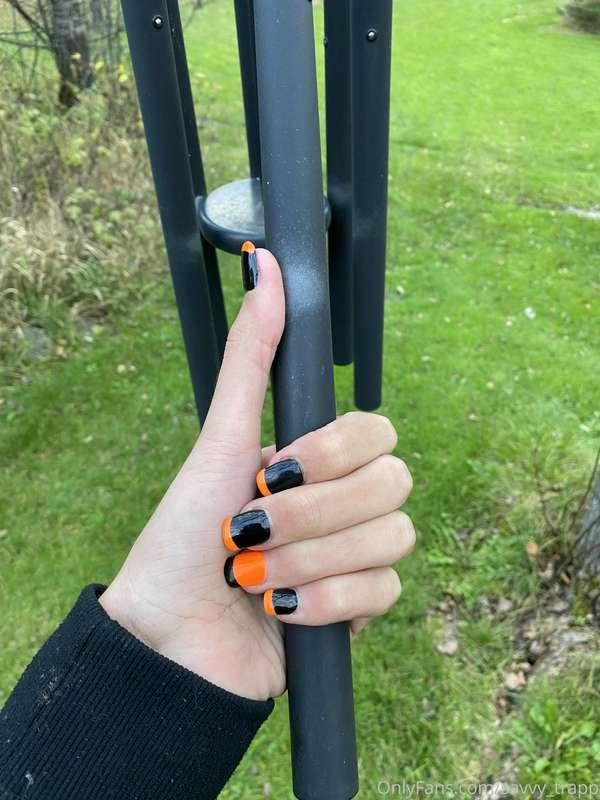 Hands and feet on a fall day 🎃 🍁 🔥 ❤️ Pictures and videos of..