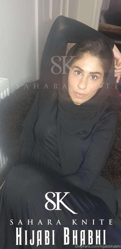 This page  has been set up so that you can ask HijabiBhabhi ..