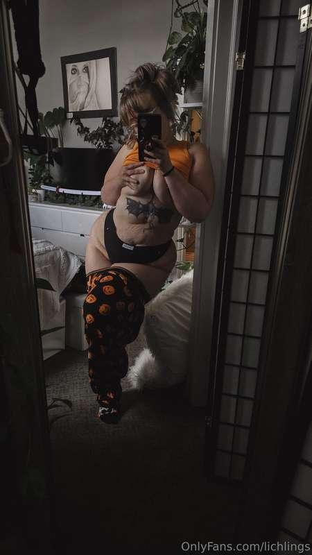 Gooooood morning! 🎃 Swipe ➡️ for booty 😋