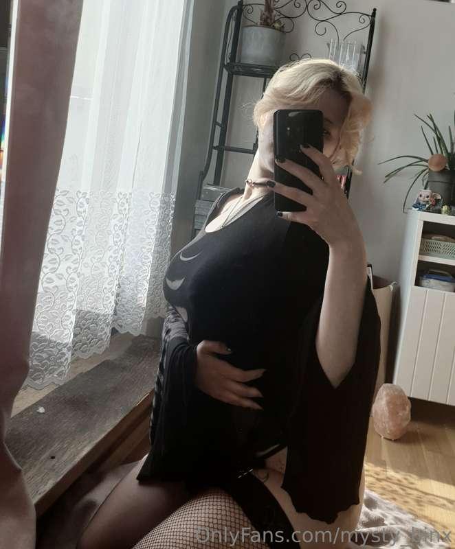 😘🖤 guess what's underneath