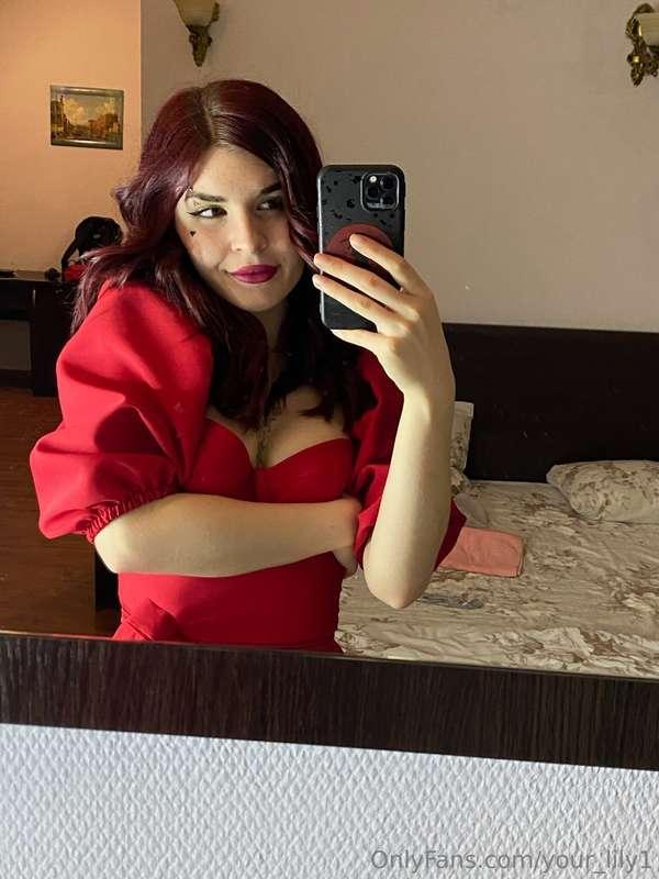 A girl in red always looks sexy, don't you agree? 😈🍓