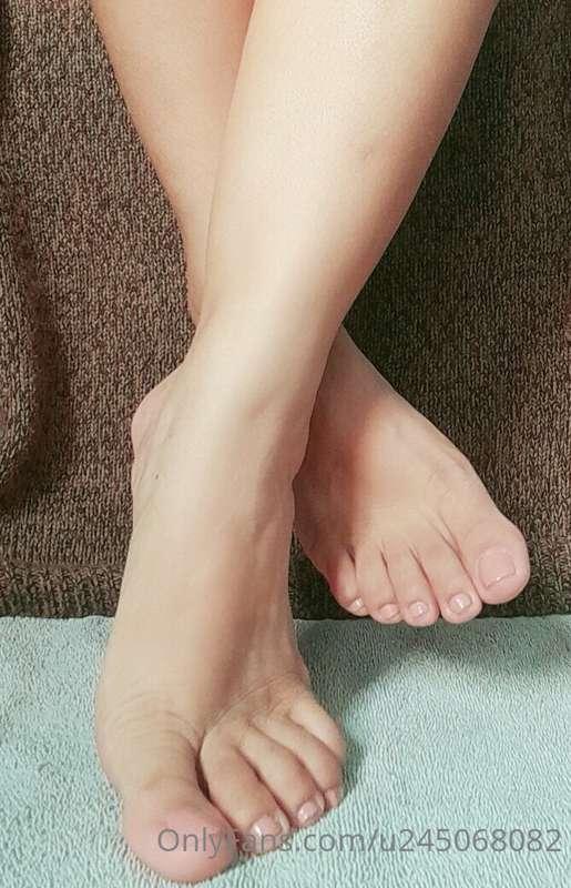 Esta me gustó, la textura, el esmalte y el fondo calido, 🦶😊 ..