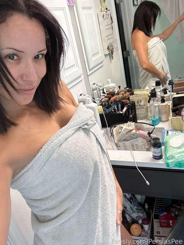 Quick pee outside before I pee my pants! 

#outside #peeingoutside #pee #peeing #piss #pissing #towel #squat 

Getting ready to celebrate @Jasmineraye tonight. Stay tuned!  Happy bday Jas! 