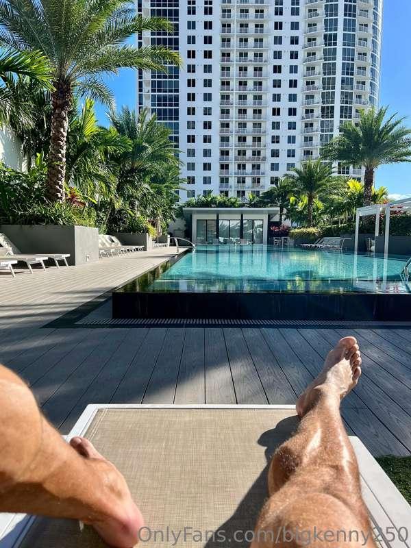 A life of leisure thanks to my superiority 🤴🏻🦵🏼🦶🏼