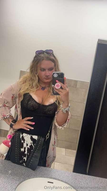 What’re you doing when you see me in public like this? 😚😚😚