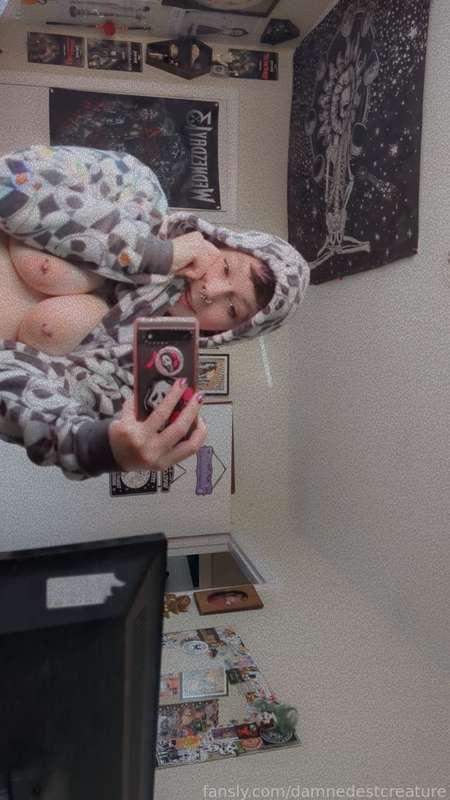 Post shower comfy nudes