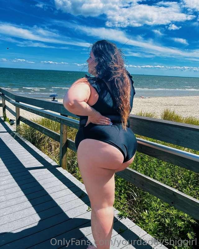 Who’s gonna clap these cheeks?? 🍑