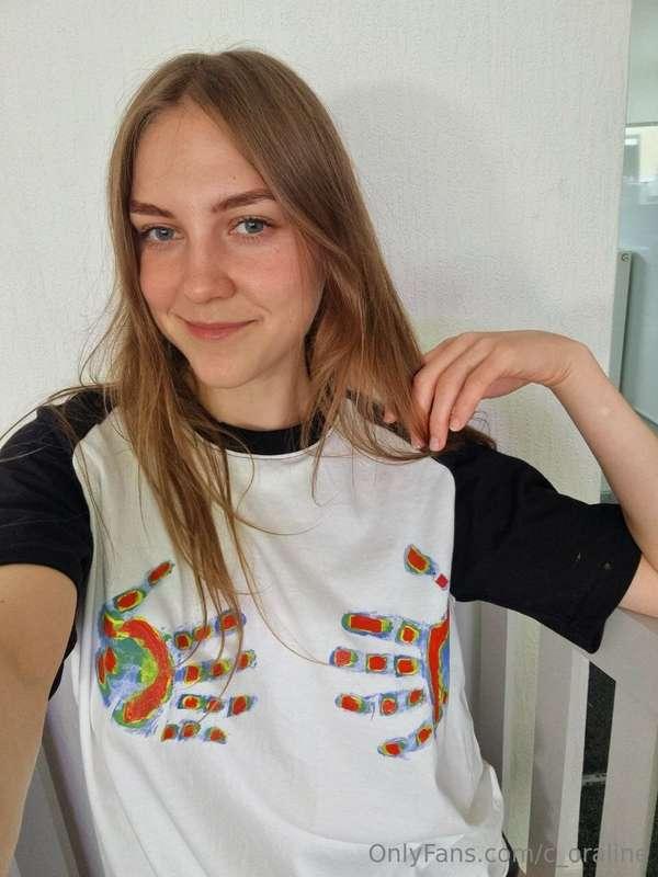 A handprint print on a t-shirt is a bold and expressive desi..