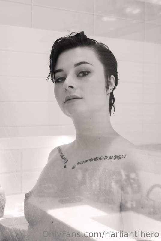 Shower time (;

Here is a little photoset I did in the showe..