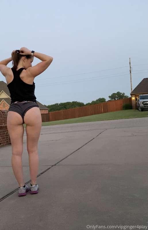 Morning squats for all the neighbors, happy hump day! 🐫