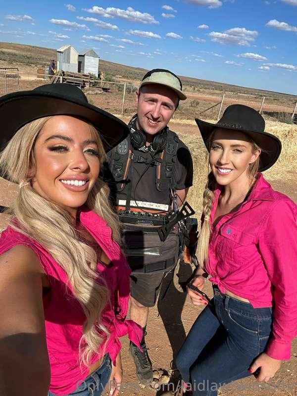Behind the scenes!! @hennymoodyoftv 😍💗