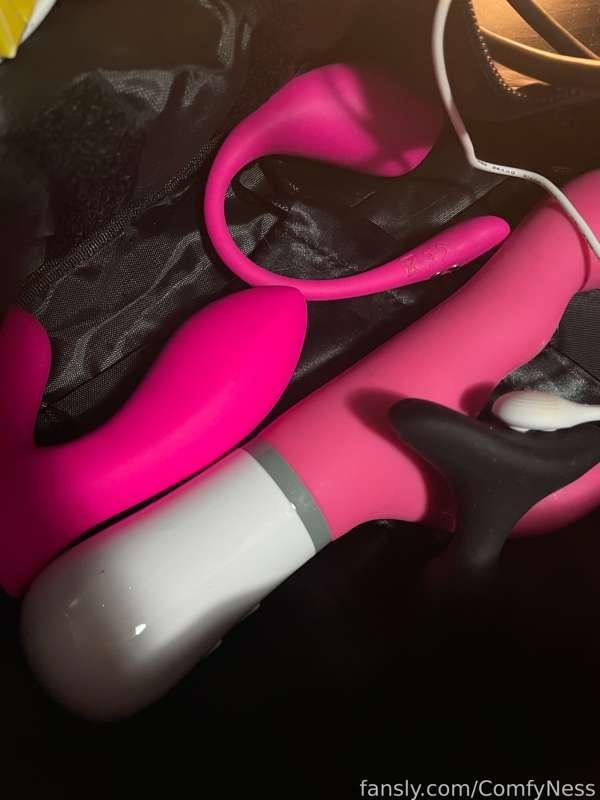 My Lovense toys are all charged up and ready for tonight ~~
Going live in 2 hours! You'll be there right?

Tonight's stream will be a VRCHAT PLAYTIME stream and I'll be showing off my vrc 1.0 model, I'm super excited for you guys to see me actually move around aaaa

♡ THIS STREAM WILL BE FOR SUBCRIBERS ONLY ~ from the Play Together tier and up! ♡
You can use the 14 day free trial for this stream, link can be found on my page!