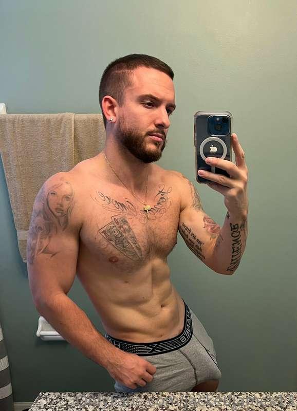 Who wants to see me bust a fat nut all over myself and inclu..