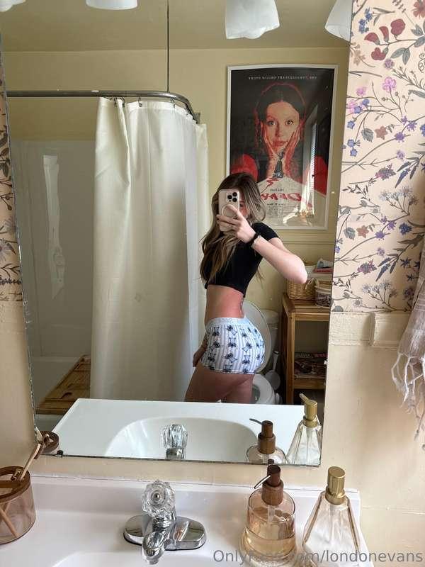 Outfit from my shoot yesterday, showing off the sunburn I go..