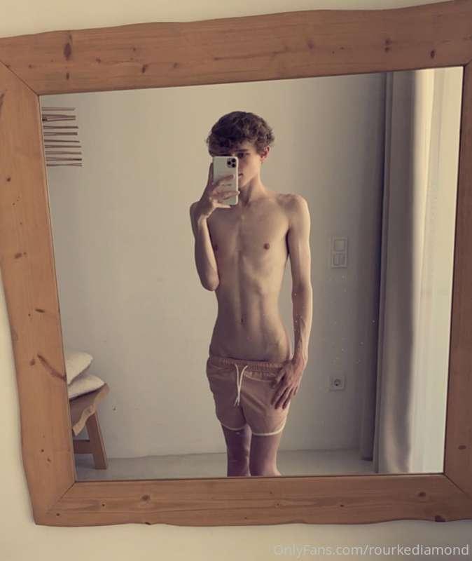 boy going to the beach☀️🍃🌸💖