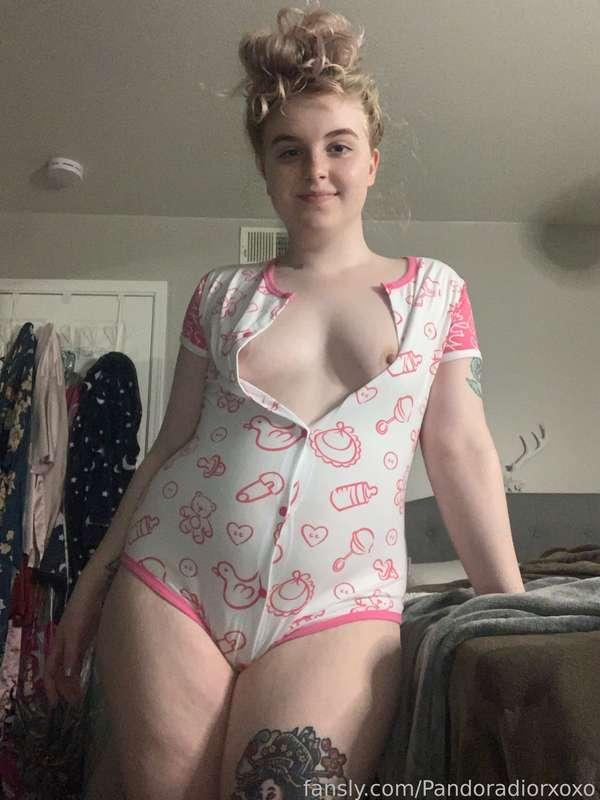 Baby girl 

https://fans.ly/r/Pandoradiorxoxo

#babygirl #fyp #pandoradior #pandora #dior #lg #daddy #kink #daddysgirl #teen #young #18 #onesie #cute #cutie