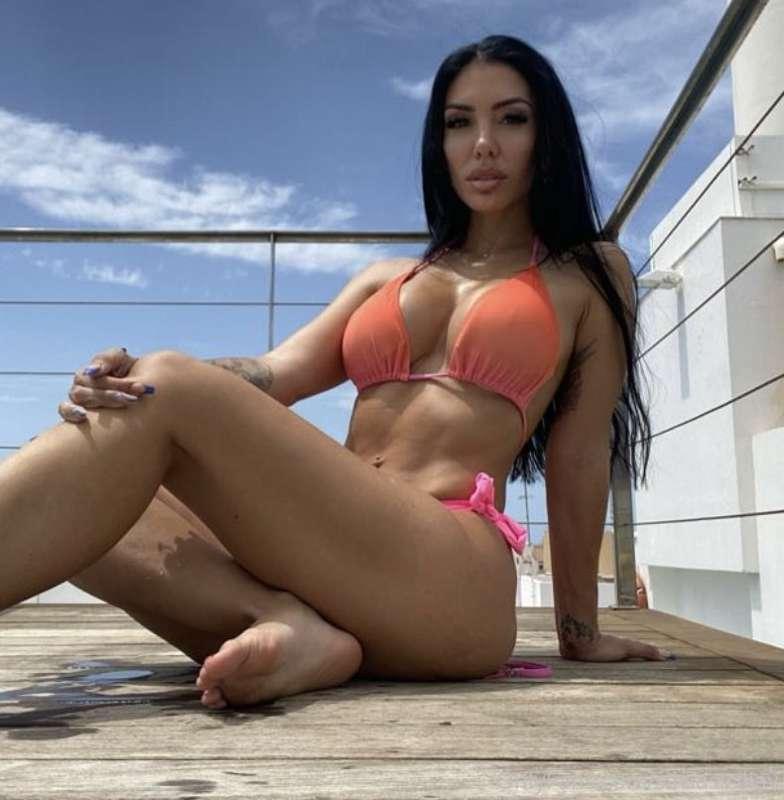A solas o acompañada, sé cómo dejarte sin palabras 😶‍🌫️💄🖤Alo..