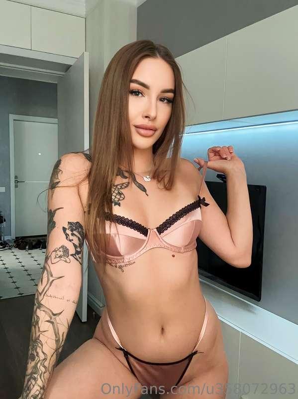 Being so beautiful and sexy is really hard 🙌..... And in add..