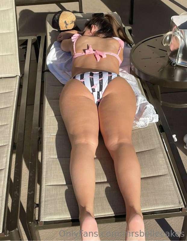 Suns out, bums out! 🌞💋