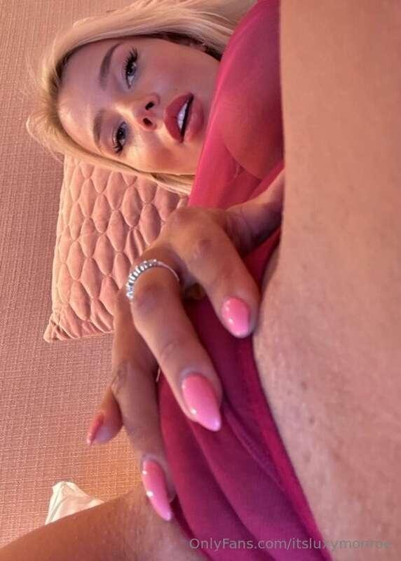 Playing with my wet pussy😈