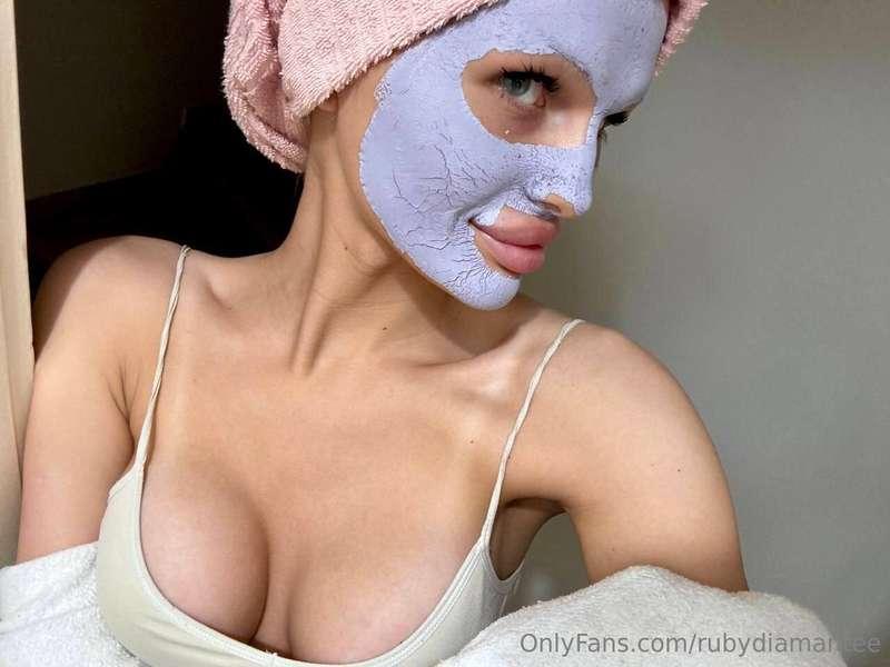 Workout ✔️Water ✔️Face mask ✔️Now we can conquer the world😜